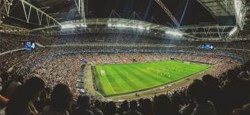球员发现了FIFA新5秒开球规则的一个漏洞…… 只要别捡起球就行（配图示意）